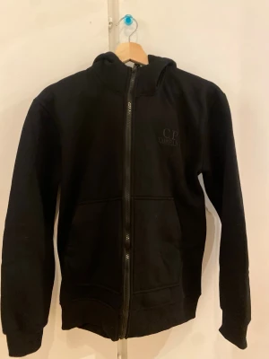 Cp Company Hoodie - Snygg Cp Company hoodie, Den är i mycket bra skick och aldrig använd. Storlek M men sitter mer som S