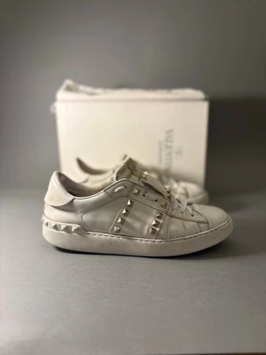 Valentino rockstud skor  - Valentino rockstud , för tjejer 🌸skorna i sig har mycket kvar i sig . Skorna är storlek 39 ! Fråga frågor vid minsta fundering !lite slitna där av priset 1149 KVITTO FINNS