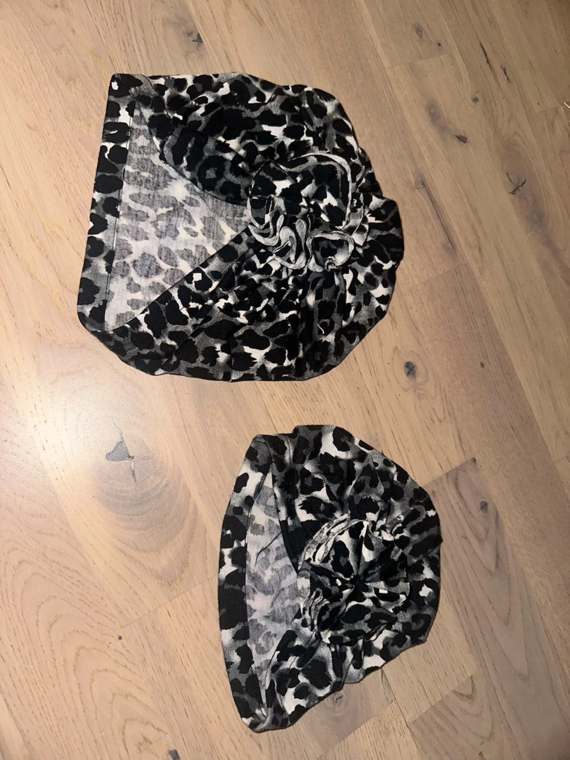 Leopardmönstrad väst i stretch Matchande Huvudbonader i Leopardmönster - Set om 2 - 1