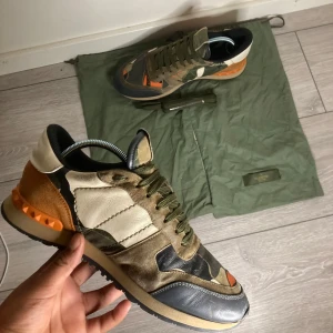 Valentino rockrunner - Säljer dessa snygga valentino rockrunners som är perfekta för den kommande våren och sommaren och som är storlek 41-42. De är i mycket bra skick och det medföljs dustbag och snören. Pris kan diskuteras!
