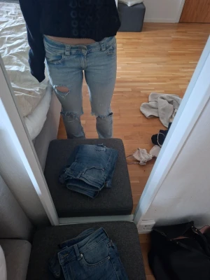 Ljusblå lågmidjade jeans med hål - Hej, säljer dem här jeansen för att ja har tröttnat på dem, dem sitter annars jätte bra i midjan och i längden, jag skulle söga att dem e S i storlek💞