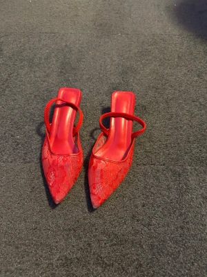 Röda spetsiga pumps med spetsdetalj - Kitten heals! Använda 1 gång och är superfina 😍