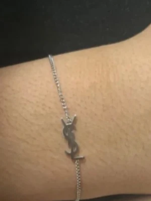 Silvrigt armband - Säljs snabbt