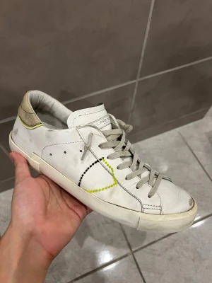 Philippe Model  - Philippe Model. Skorna är i använt skick. Endast skorna medföljer ❗️Skriv i DM vid övriga frågor 📝 Priset är fast ❕ 