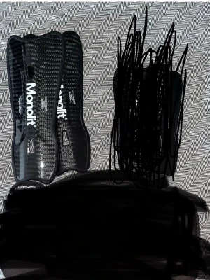 Monolit benskydd i kolfiber - Säljer ett par svarta Monolit benskydd i kolfiber, superlätta och tåliga med snyggt kolfibermönster. Kommer inte med fodral. Perfekta för dig som vill ha maxad komfort och skydd på planen. One size. Kom med bud. Kan lösas snyggt vid en snabb affär. Stora benskydd!