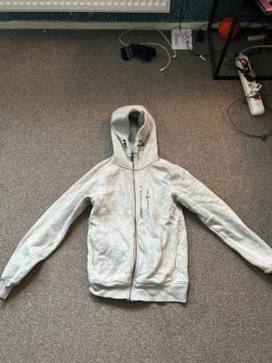 Sail Racing Hoodie XS - En snygg grå Sail Racing hoodie att ha en helt vanlig dag. Har använt den ca 5 gånger och sedan legat i min garderob. Kan diskutera pris.
