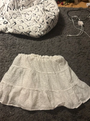 Vit volangkjol från newyorker  - vit volangkjol. Inte så stretchig i midjan och ingen storlek står kvar, men liknar xs