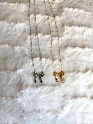 Rosett halsband - Supersöta rosetthalsband fran Molli. Materialet är rostfritt stål, och de finns i både silver och guld så skriv till mig vilken färg du vill ha. Går att köpa via köp nu eller via chatten med frimärke för 22kr🤍💛