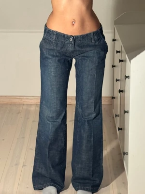 Low bootcut diesel jeans  - Midjemått: 38cm. Innerbenslängd: 79cm. (Storlek 29.) Defekt: Slitna benslut. Kolla in min profil, följ för fler plagg🙌