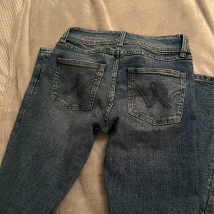 Blå low waist jeans Gina tricot  - Säljer ett par low waist blå jeans från Gina tricot. Använda endsst 2 gånger💗