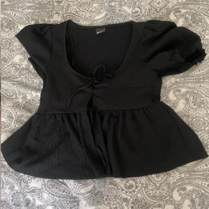 Svart topp🖤 - Säljer denna topp från Gina tricot, storlek S🖤