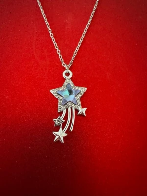 Halsband stjärnfall i lila och blått - Halsband som inte är i äkta silver/guld. Kedja är oftast 50cm men kan ibland komma i 45cm. Kedja är rostfritt stål, berlock oftast i zinklegering men kan även det i vissa fall vara rostfritt stål. Be gärna om mått på berlock om detta är viktigt då bilderna är missvisande när det gäller hur stora dom är! 🌹❤️  Allt är nytt även om de kan stå ”mycket bra skick” , detta mest för att Vinted inte ska fundera på varför jag bara har nya saker .  Bud accepteras inte 🥰🌹