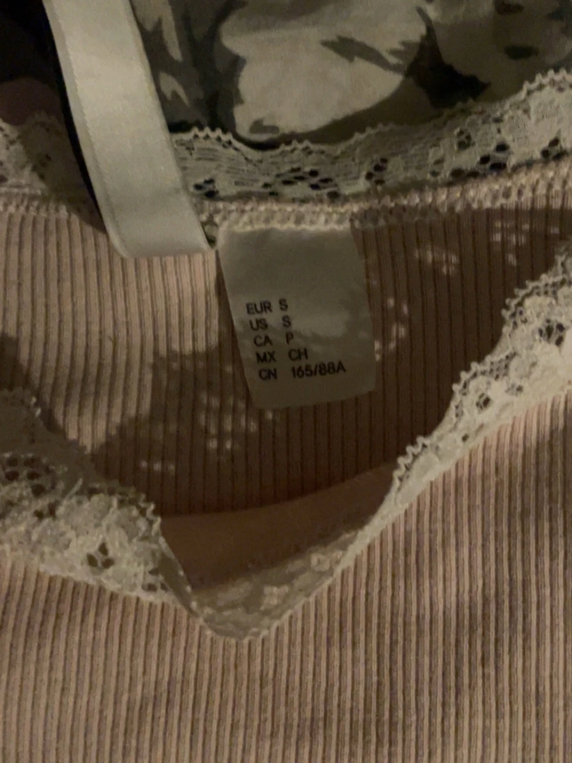 Rosa ribbad linnetopp med spets - 2