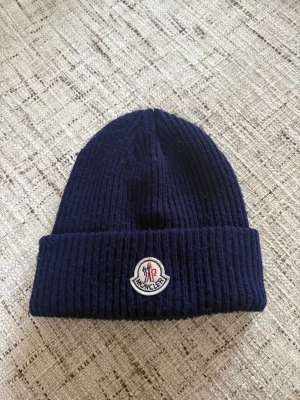 Marinblå moncler mössa - Väldigt bra skick.