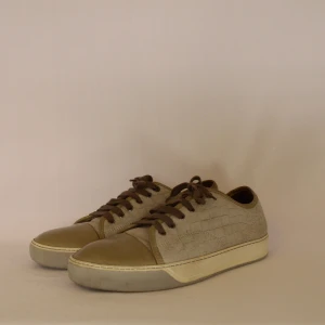 Lanvin sneakers - LANVIN SNEAKERS  Storlek : 9 (43)  Passform : En storlek större  Användning : Skorna är i ett väldigt fint skick utan defekter  Nypris : Cirka 4000 SEK
