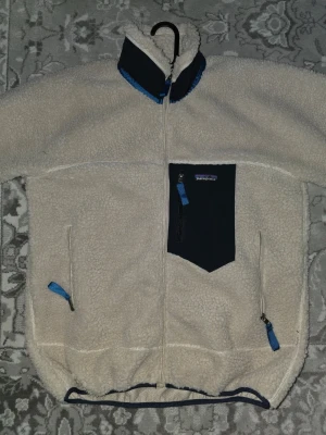 Patagonia fleece - Snygg Patagonia fleece jacka I storlek M. Den är I toppen skick. Hör av dig vid frågor!