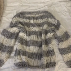 Randig stickad tröja Design by Si - Säljer en mysig stickad tröja från Design by Si med breda grå och vita ränder. I bra skick och perfekt nu i vinter. Står ingen storlek i men passar mig som har xs/s men skulle även passa m🩷