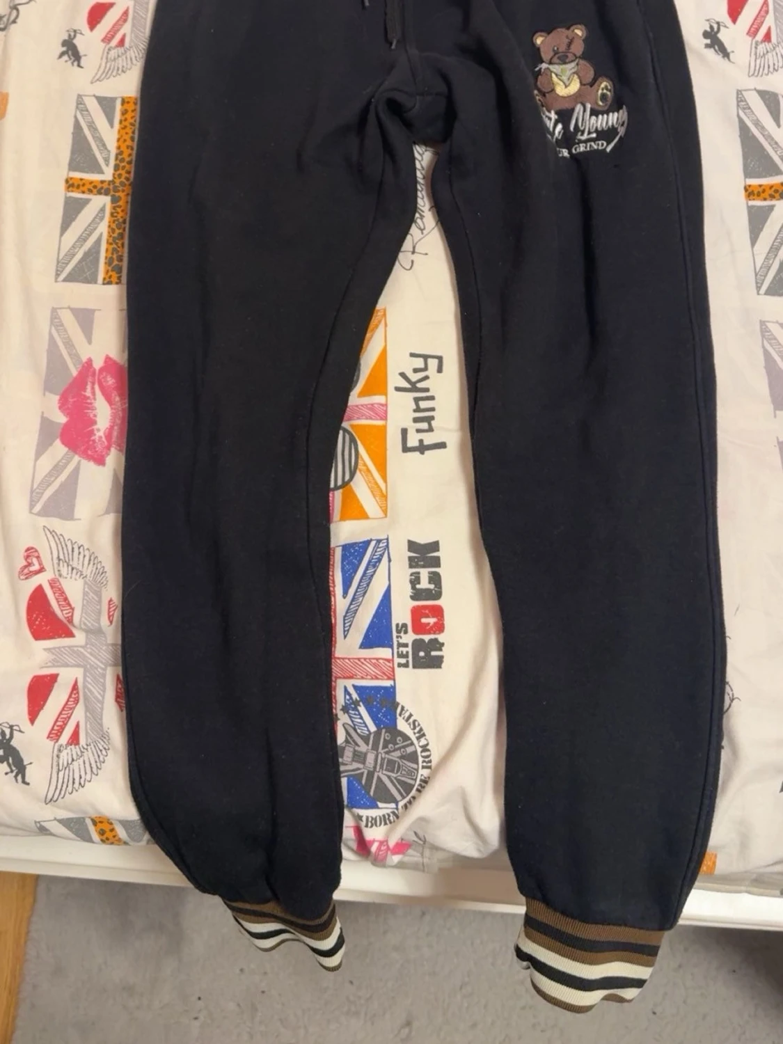 Svart hoodie med björn från Sainte Youngz - 1