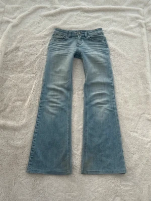 Lågmidjade vintage jeans - Säljer dessa snygga lågmidjade bootcut jeans från märket ”lotus clone”💗 Midjemått: 35cm och Innerbenslängd: 75cm