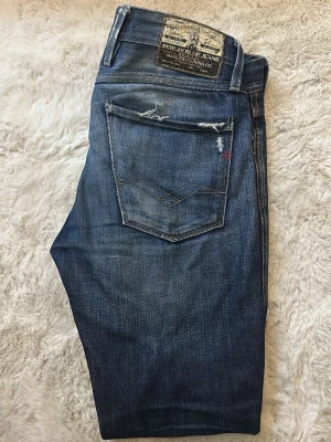 Replay X barcelona jeans - Säljer snygga jeans från replay! Använda en del! Inga hål eller likdnande! Storlek-W=31/L=33! Hör av er för funderingar eller något annat!