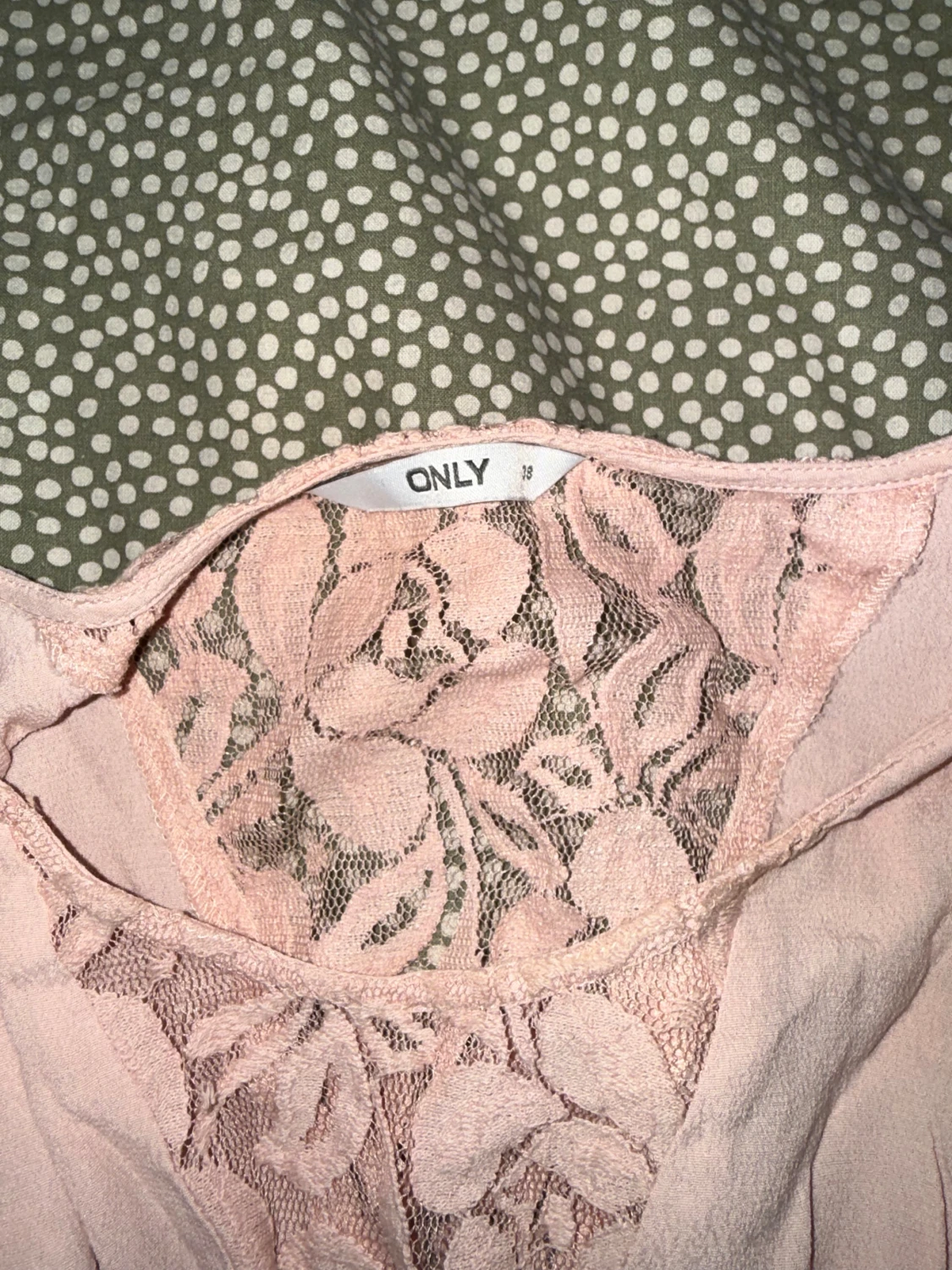 Ljusrosa blus med spets från ONLY - 2