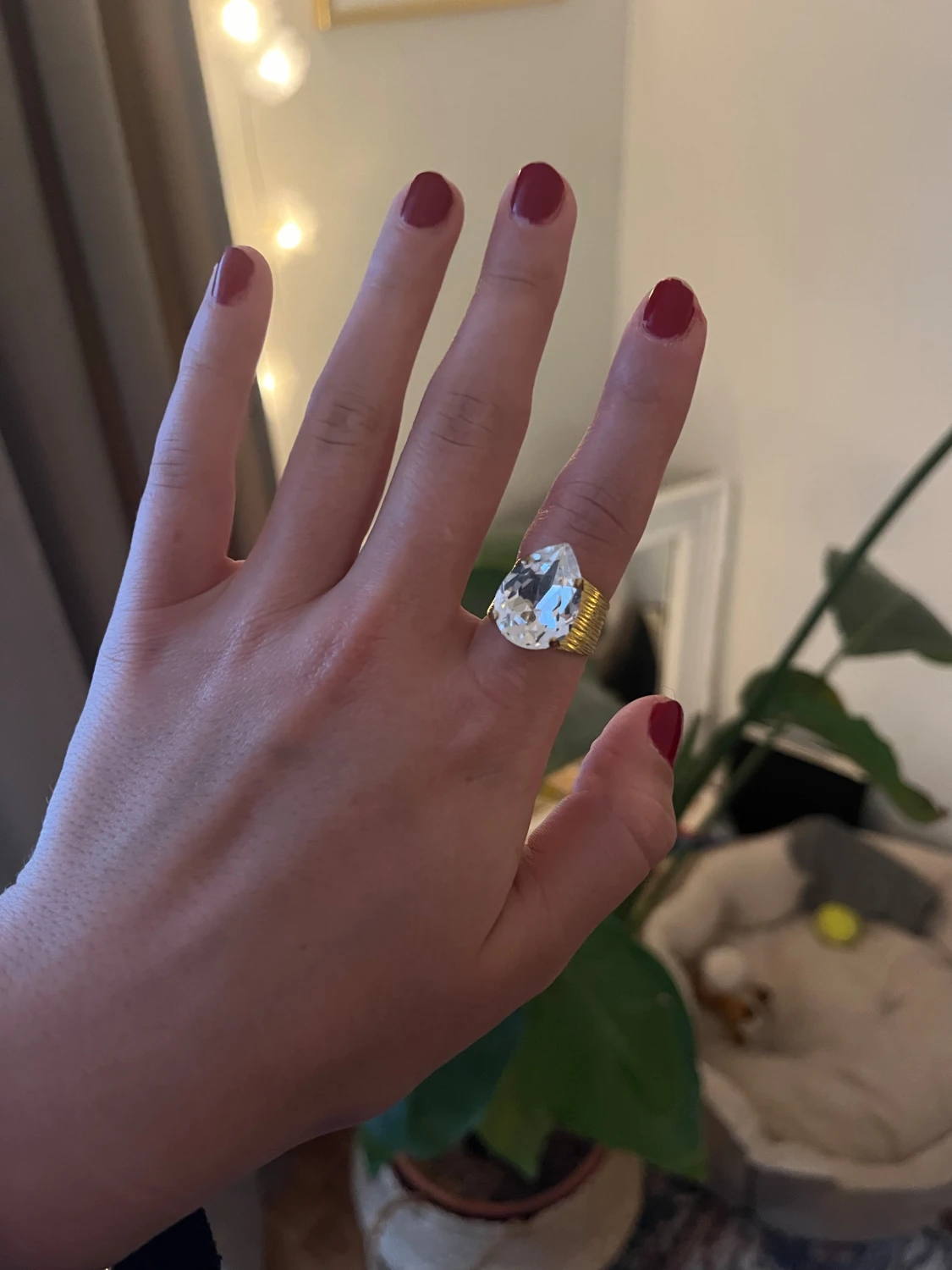 Guldring med stor kristall från Caroline Svedbom