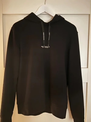 Svart hoodie Armani Exchange S - Svart hoodie från Armani Exchange i storlek S. Storlek S.Köpt på boozt för 1500. Säljer den för mer än hälften så jätte bra pris.Har tyvärr inget kvitto.Priset kan diskuteras.Hör gärna av dig 😀😀