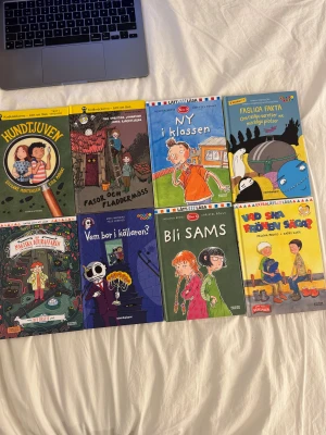 Paket med 8 lättlästa böcker för unga - Samling med 8 färgglada och lättlästa böcker fyllda med spännande äventyr, vänskap, mysterier och roliga fakta. Perfekt för dig som gillar berättelser om skolan, djur, magi och läskiga källare. Böckerna passar unga läsare som vill ha både skratt och spänning!
