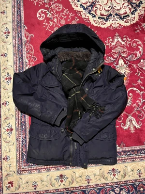 Mörkblå vinterjacka från Parajumpers - Säljer en otroligt cool vinterjacka från parajumpers ❄️. Den är i väldigt bra skick och är perfekt för att hålla sig varm under vintern! Storlek XS. Priset kan diskuteras vid snabb affär 🙌. Hör gärna av er vid funderingar!