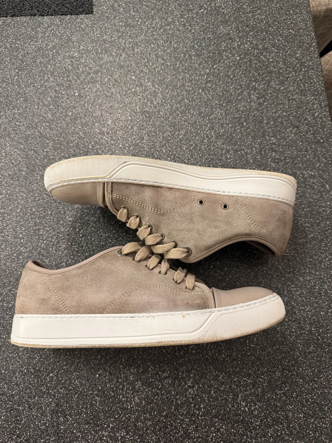 Beige mockasneakers med vit sula