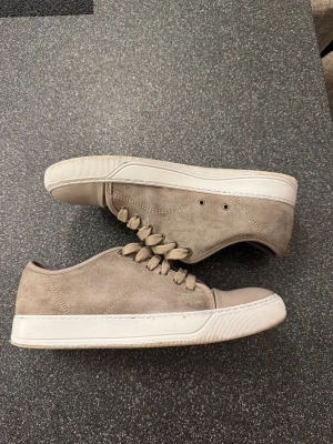 Beige mockasneakers med vit sula - Snygga sneakers i beige mocka med klassisk vit sula och rund tå. Skorna har snörning och stilren design som passar till jeans eller chinos. Materialet är mocka och detaljerna är diskreta för en clean look. Dem är använda ett par gånger men är bra skick, pris är inte hugget i sten och hör gärna av er vid frågor. 
