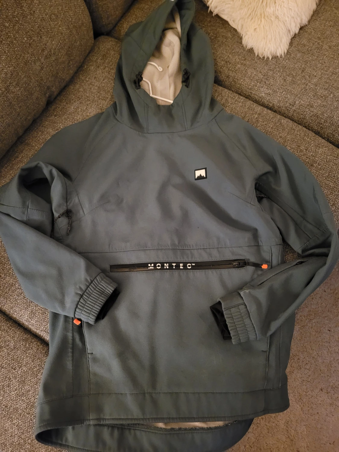 Grön vindjacka från Montec med huva
