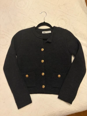 Mörkgrå kofta från Zara med guldknappar - Snygg mörkgrå kofta från Zara med rund hals och guldiga knappar.❣️❣️