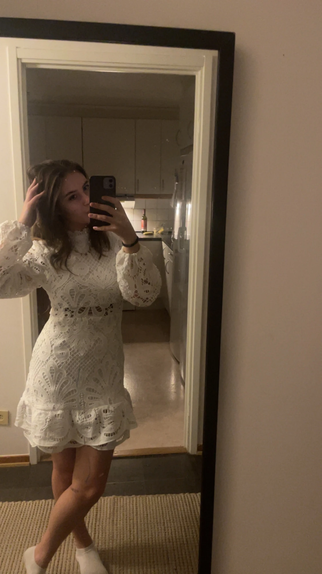 Vit spetsklänning med volang - 1