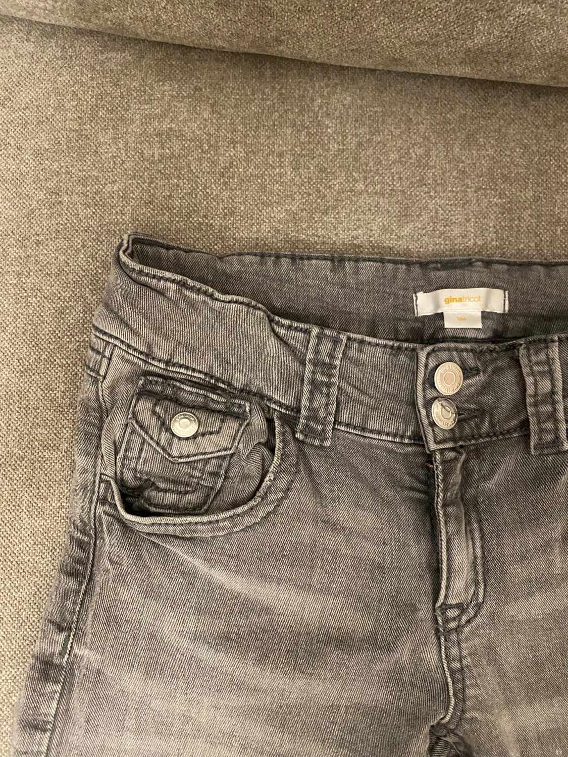 Grå bootcut jeans från Ginatricot - 4