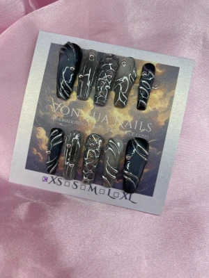 Onyx (XS);Long Coffin - Handgjorda press-on naglar i svart och grått med handmålad 3D silverdetaljer och abstrakta mönster. Naglarna har en glansig finish och små silver kulor som ger extra edge. Setet innehåller XS: 14 mm, 11 mm, 11,5 mm, 10 mm, 8 mm, perfekta för att skapa en unik look.