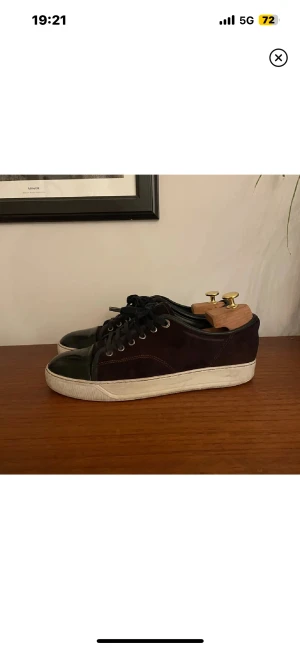 Vinröda Lanvin Cap Toe - Stilrena, autentiska vinröda lanvin cap toe. Säljer för att jag behöver rensa ut lite, för fler bilder och frågar kom privat!❄️