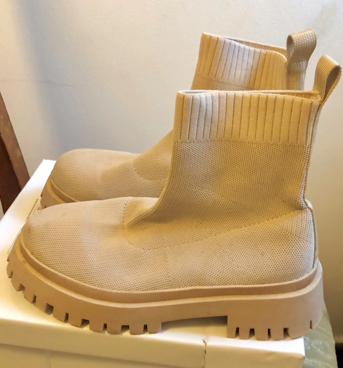 Beige stickade boots med grov sula