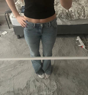 Lågmidjade jeans  - De är lågmidjade båda fram till och baktill, de är storlek 34 men passar de som har 36 oxå 