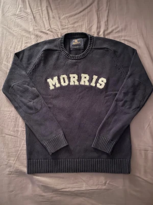 Morris stickad tröja - Svart/mörkblå morris tröja i fint skick. Storlek M som ska passa om man är 175-180. Priset kan diskuteras.