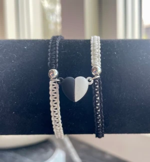 Makramé armband - Par Set 🖤🤍 -  Hand gjorde av oss Nu går det att beställa hem dessa unika Makramé armband i par form och singel/enkel form De är justerbara och går dessutom att beställa i andra färger vid önskan Vid frågor eller andra funderingar är det att bara kon