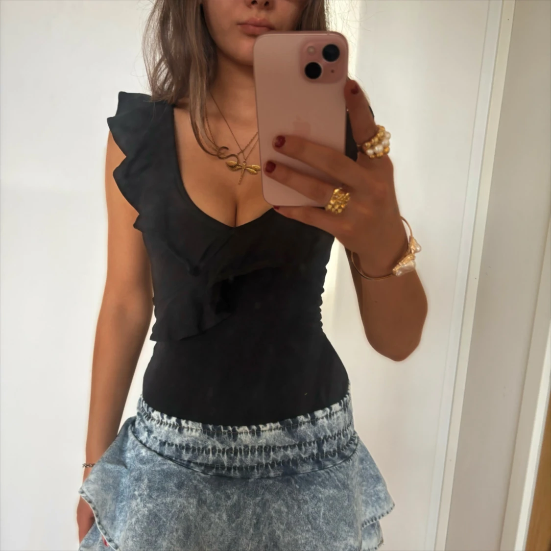 Svart vringad body med volang - 1