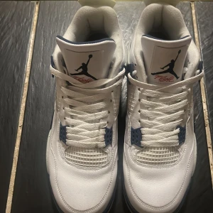 Jordan 4’s - Dessa skor köpte jag för ca 3500kr, dock så kommer det inte med någon box eller kvitto eftersom skorna är ca 9 månader gamla