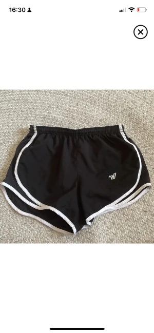 Varsity shorts  - Nästan helt nya 
