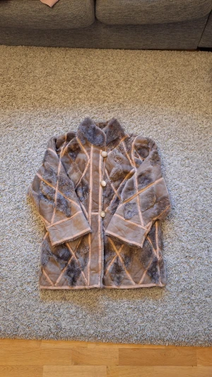 Brun jacka med knappar och plysch - Jättesnygg brun jacka med knappar och plysch i storlek M(passar L också). 100% ull. Använd fåtal gånger och skicket är bra. Den har dock lite slitningar men det påverkar inte jackans skick som helhet(fråga gärna för fler bilder). Jackan har tre knappar och två fickor, den håller dig både stilig och varm nu under vintern. Skick: 8/10