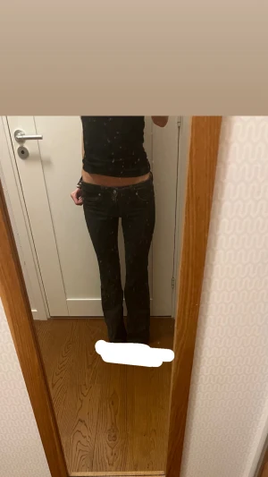 Jeans - Säljer ett par low waist jeans från hm