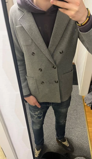 John Henric kavaj jacka - Snygg dubbelknäppt kavaj jacka från John Henric riktigt schysst. Storlek M. Inga skador nyskick