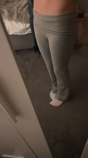 Gråa yoga pants från gina  - Säljer ett par gråa yoga pants från Gina tricot i storlek 158/164, nyskick och typ aldrig använda🤍