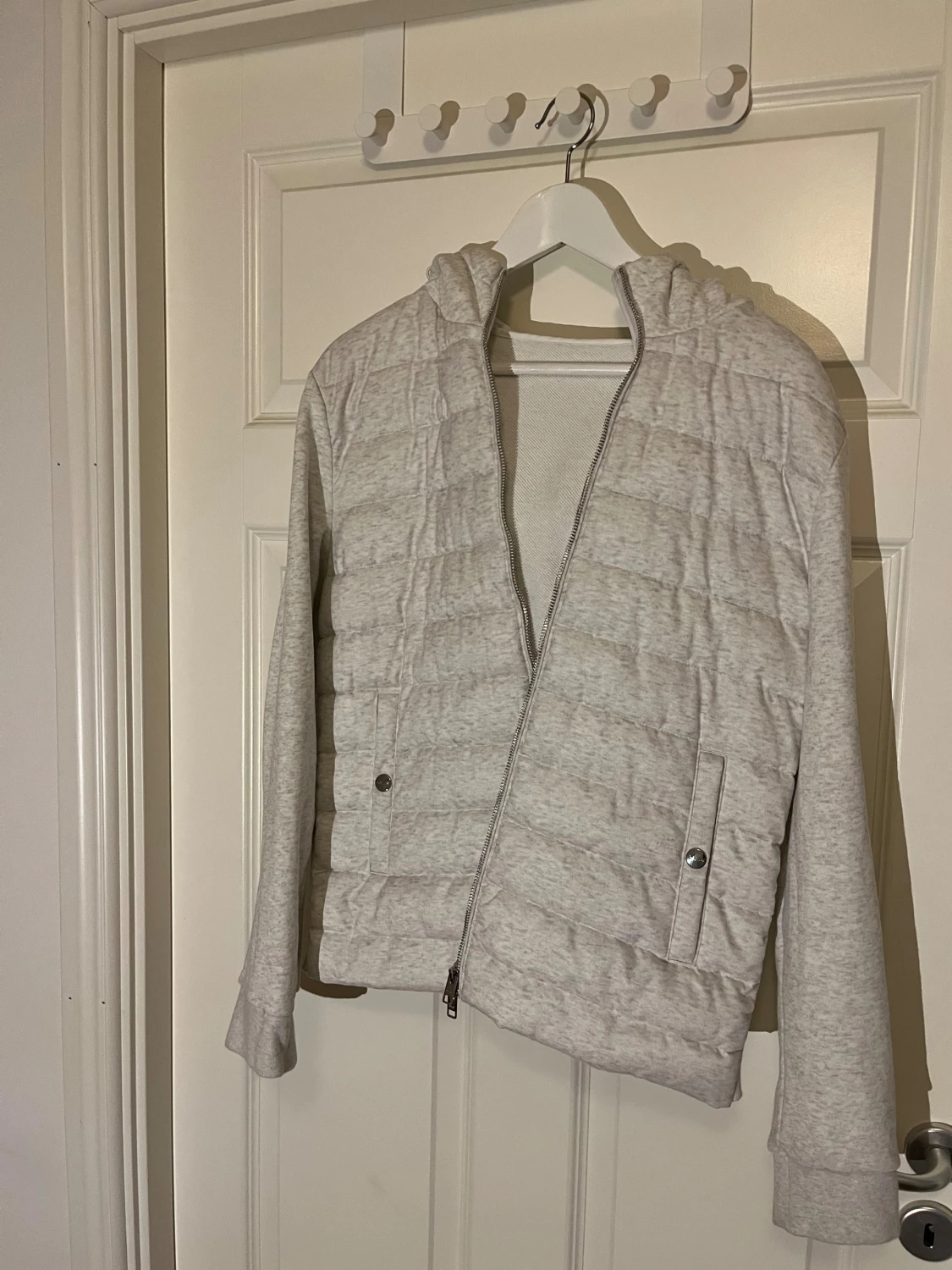 Ljusgrå cardigan. - 2