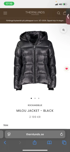 Svart pufferjacka Rockandblue Milou - Svart pufferjacka från Rockandblue, modell Milou. Jackan har en glansig finish, huva, dragkedja framtill och sidofickor med dragkedja. Den är quiltad och har lång ärm med muddar. Perfekt för kalla dagar med sin dunfyllda design och snyggt, sportigt uttryck.